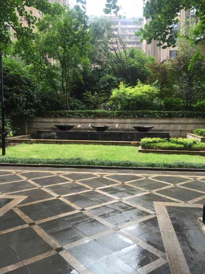 保利花半里玫瑰园-"保利花半里玫瑰园,作为小区的业主