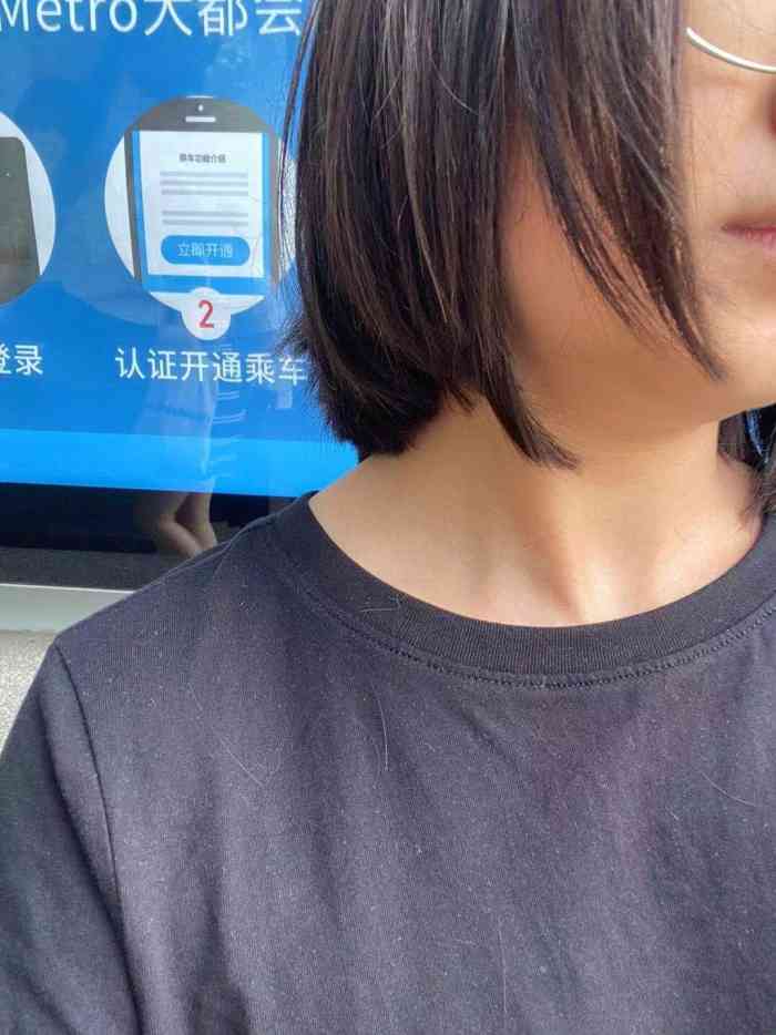打分 女生头发,横着几剪刀,几分钟剪完,像狗啃的似的.