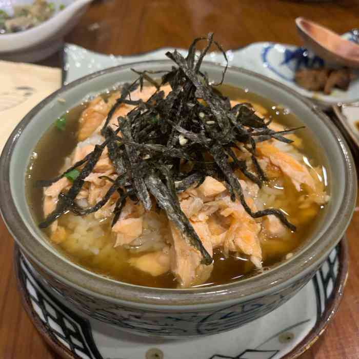 环境清幽 闹中取静 不太懂日料 但感觉很新鲜 蛮好吃