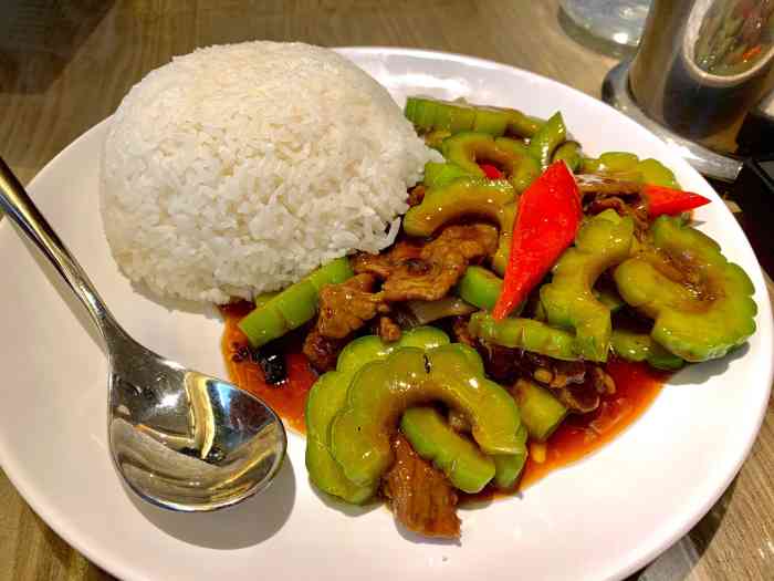 「凉瓜牛肉饭」凉瓜不苦哦,牛肉很新鲜嫩嫩哒,酱汁好下饭