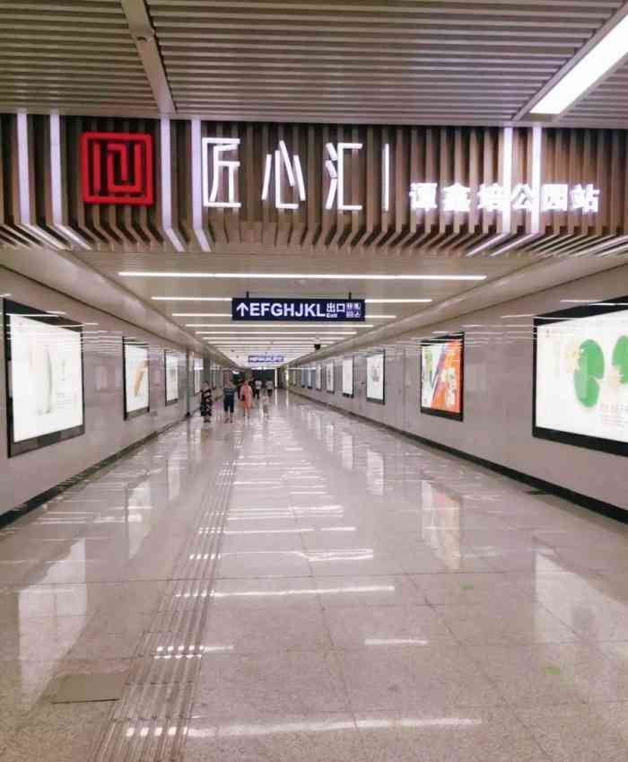 谭鑫培公园地铁站-"在谭鑫培地铁站j2出口旁边的草丛.