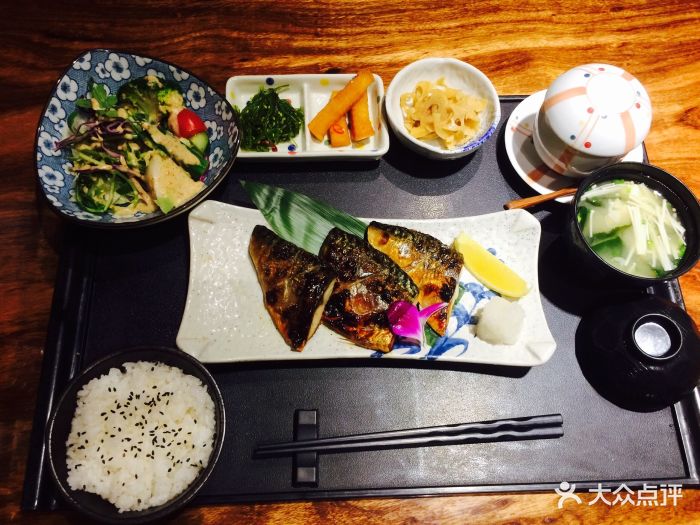 鱼吞刺身料理烤青花鱼套餐图片