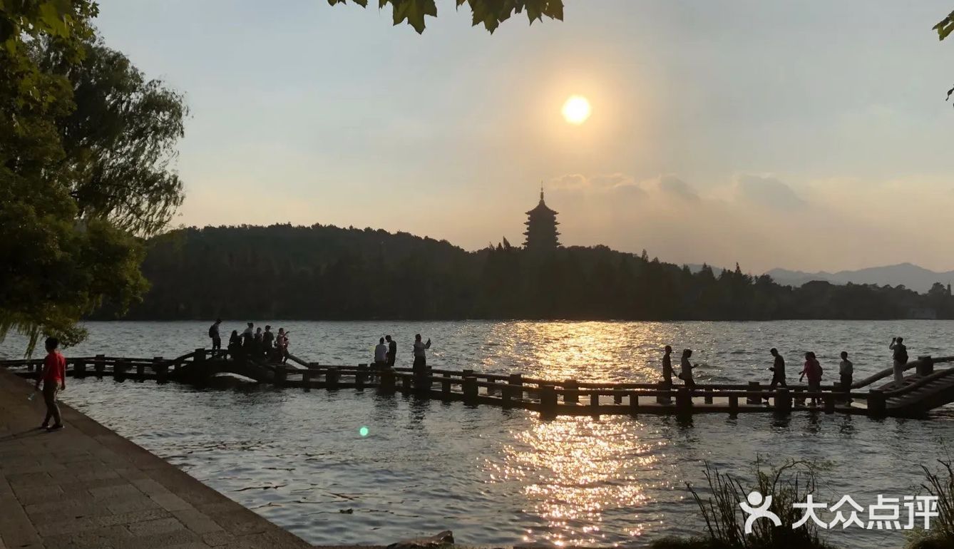 雷峰塔游记 雷峰塔,是西湖的标志性景点,"雷峰夕照"