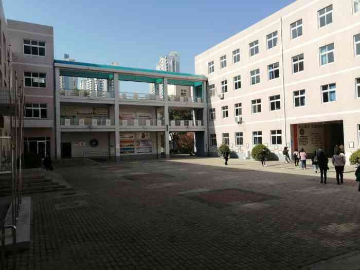 秦皇岛市西港路小学-"这所小学位于十五中对面,面积不