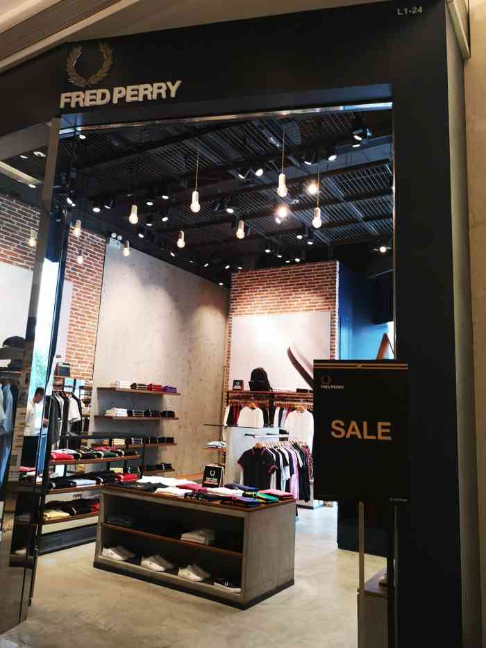 fredperry(万菱汇店)-"这个牌子是英国的品牌,在广州.