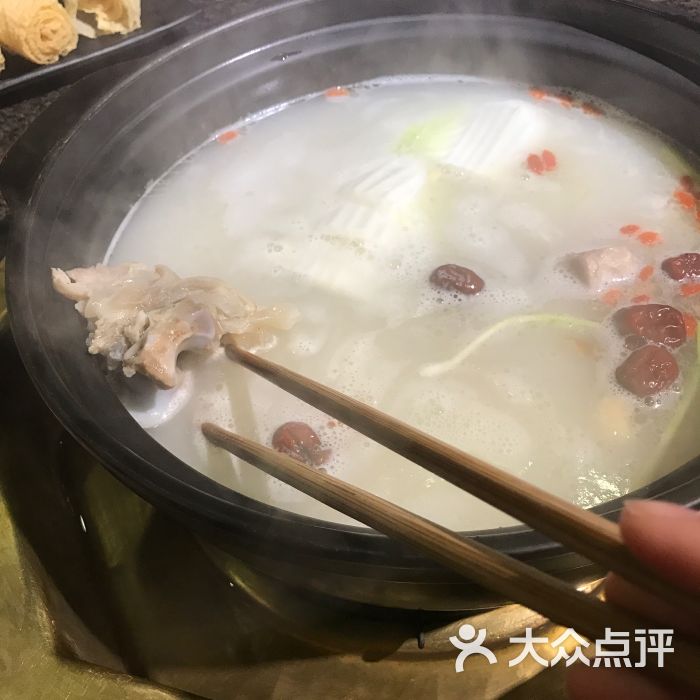 巴实重庆老火锅(龙盛国际商业广场店)全白汤养生锅浓纯蹄花图片 - 第