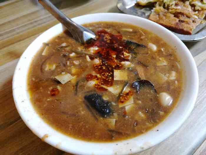 马老四肉丁胡辣汤"胡辣汤很多牛肉料很足,葱花饼特别香脆.