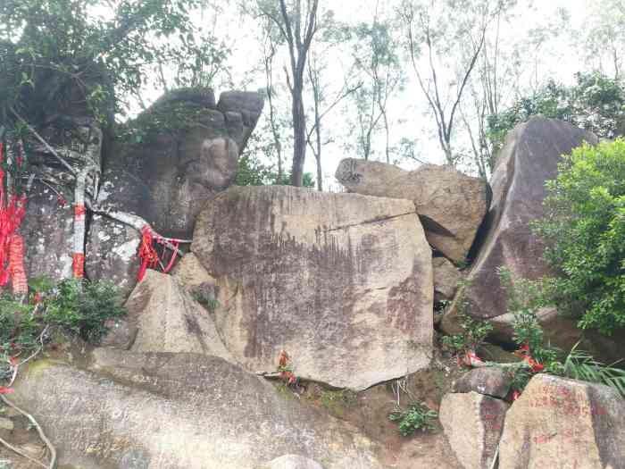 济公山风景区"济公山很里黎母山差不多,都是因为过那边拜.