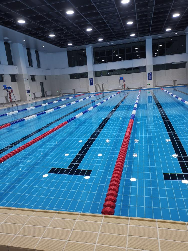 闵行中学游泳馆-"水质看上去还不错,离家近,家里人都.