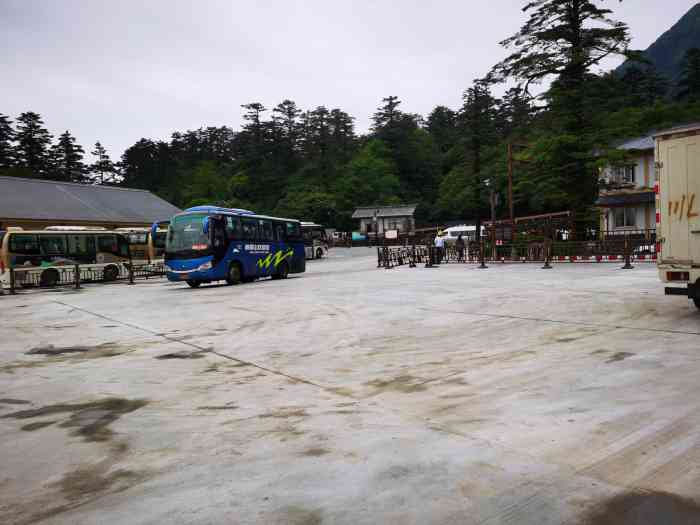 雷洞坪车站-"雷洞坪车站,是去往金顶山顶的一个中转站,.
