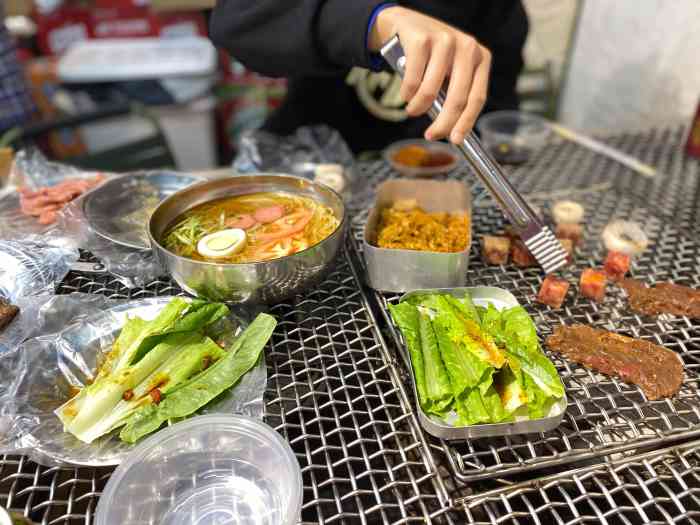 李小盒·地摊烤肉(马场角店)-"烤肉店很多,桌子是网状