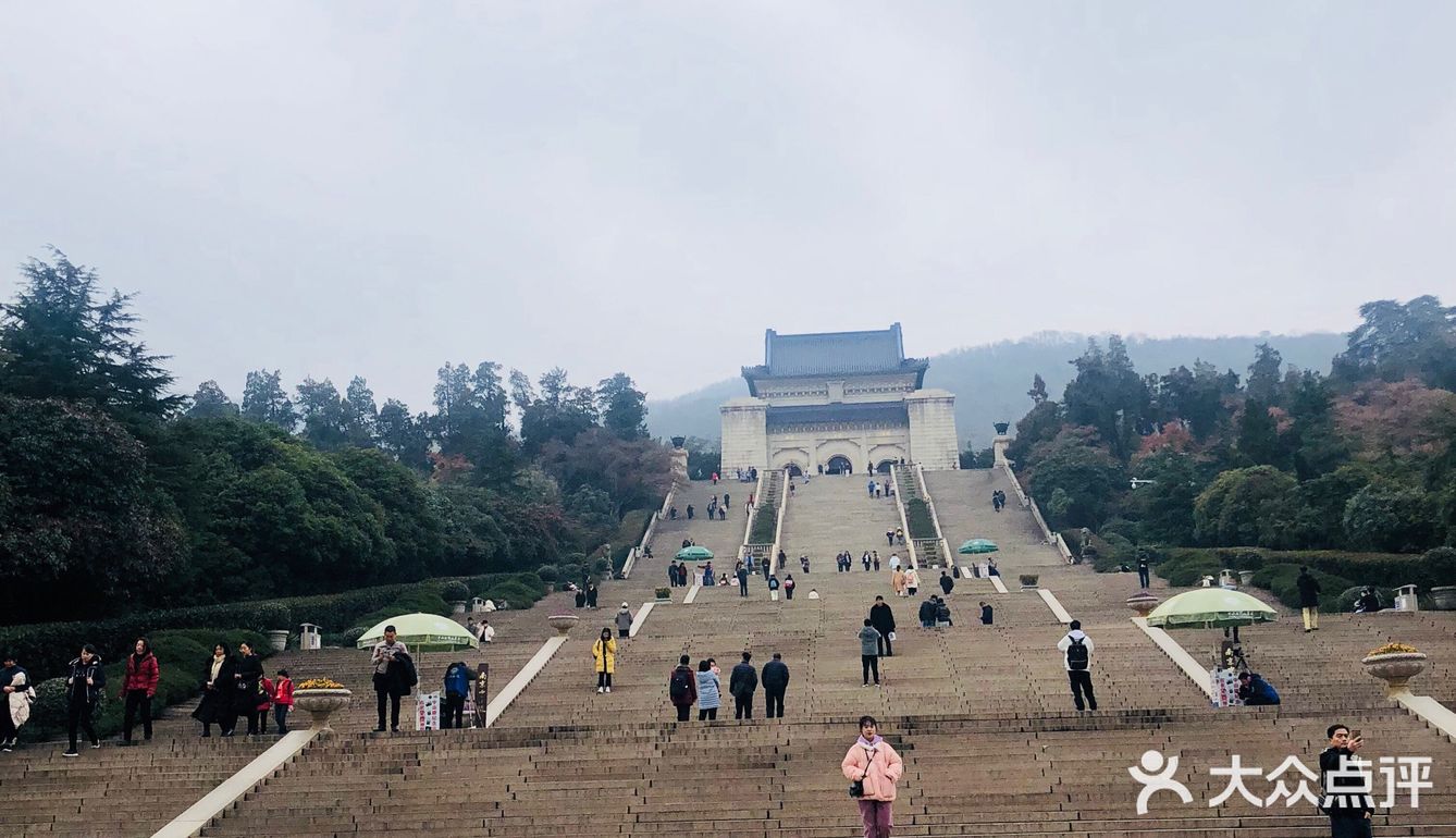 中山陵位于南京市玄武区紫金山南麓,是民主革命先行者孙
