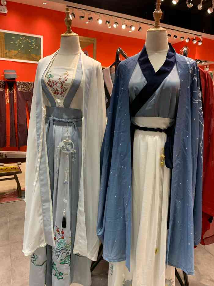 对角巷汉服店(吾悦广场店)-"位于吾悦广场的负一楼,之前在商场的小