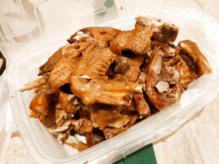 李酥鸭卤味-"[薄荷]环境: 位置在成仁公交站站台后面.