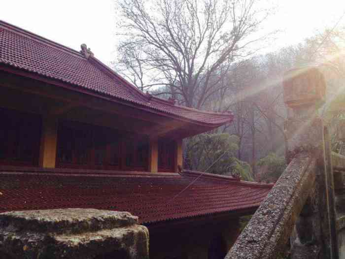 南京老山狮子岭兜率寺-"斑驳的门头,廖散的游客,门口自取的大小香.