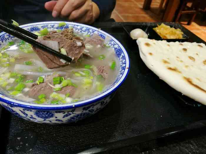 平凉羊肉泡馍"看着点评去的,环境还算干净,就是泡馍不好.