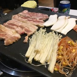 八色烤肉人均_烤肉拌饭图片(2)