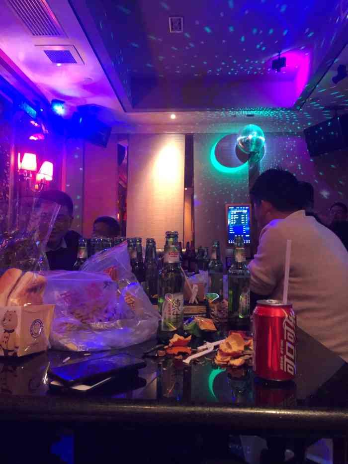 zl的年会…桌子上都是酒酒酒酒酒…一年时间过的还真快