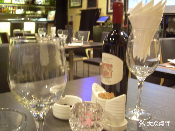 餐桌上的红酒