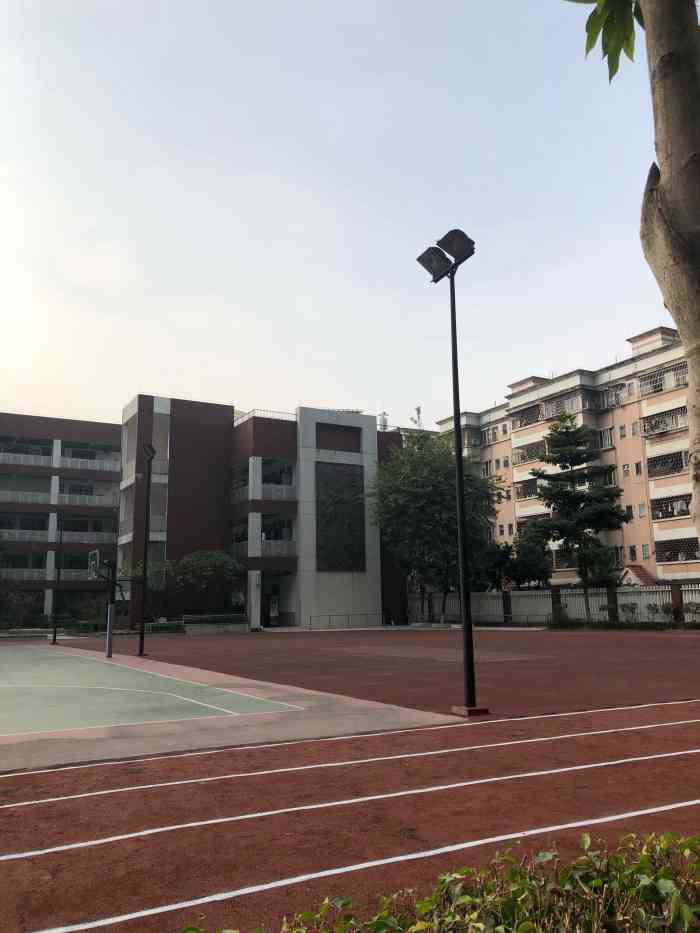 铁军小学-"现在的铁军小学是万科集团择地新建,距离季