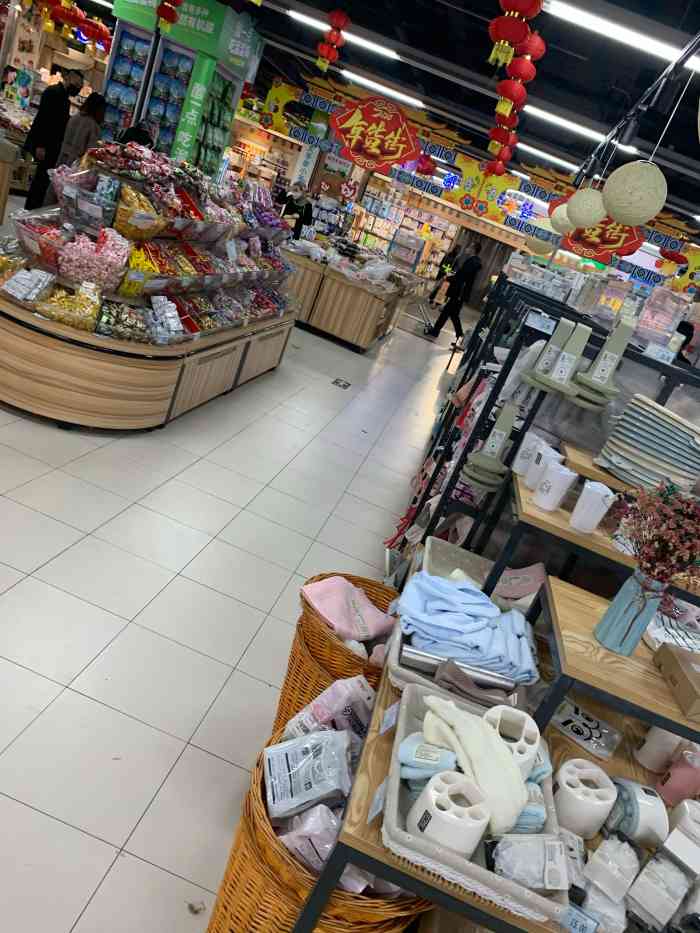 新百大卖场(东方红店)-"东方红超市在王府井百货负一层,在广场上也.
