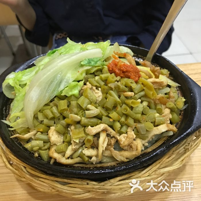 酸豆角肉丝煲仔饭