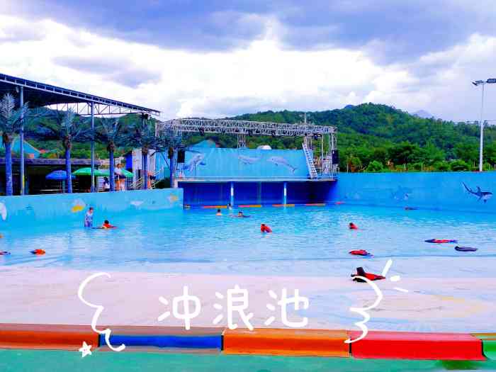 海豚湾水上乐园"母上大人非要去游泳,搜索附近有个水上乐园.