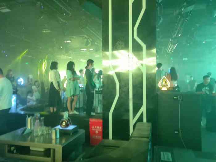 808club-"晚上朋友推荐到这家酒吧来开,我们十点多到.