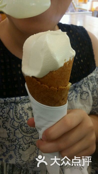 牧场牛奶冰淇淋蛋筒