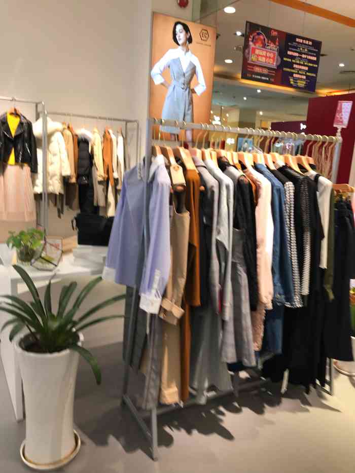 茂业百货三楼的这家eternal colour是一家女装品牌服饰店,店里面的