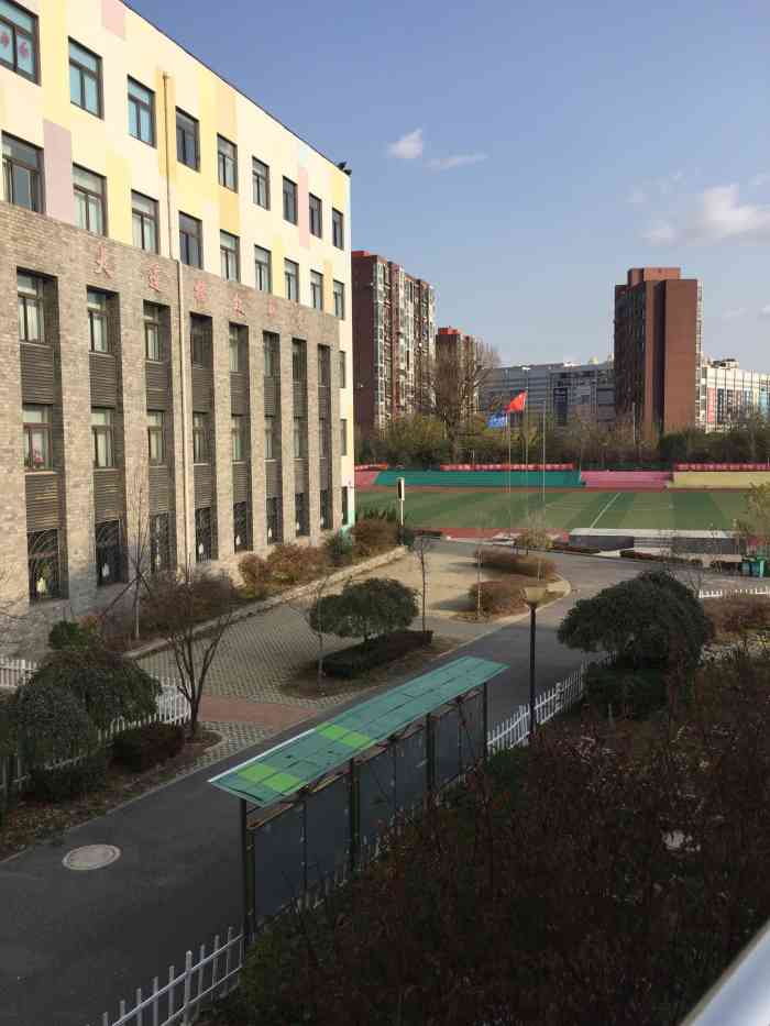 大连格致中学-"格致中学是沙河口区的重点中学,这几年的中.