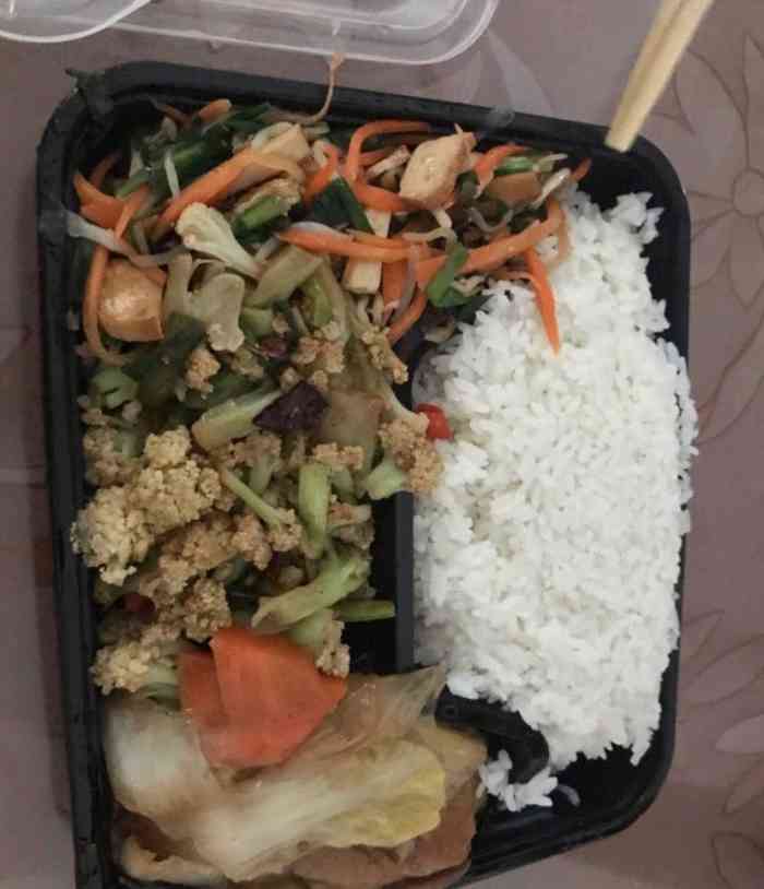 今天开业去了一次,盒饭做的不错而且大米很香.