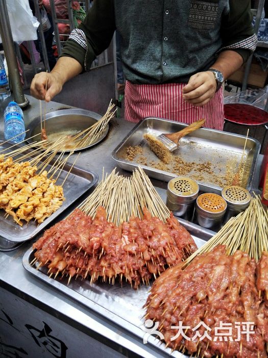 新石中路夜市小吃最大小肉串图片 第1张