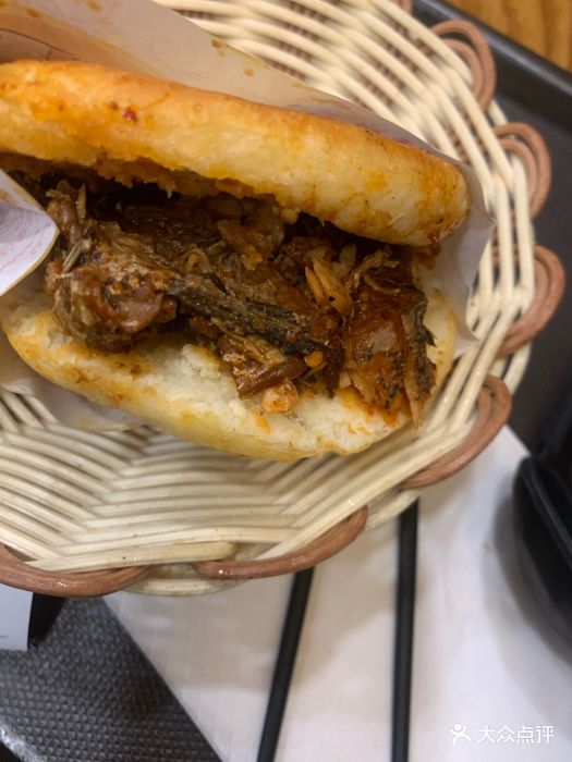 香香渔鱼肉夹馍(黄雁村店)香辣鱼肉夹馍图片