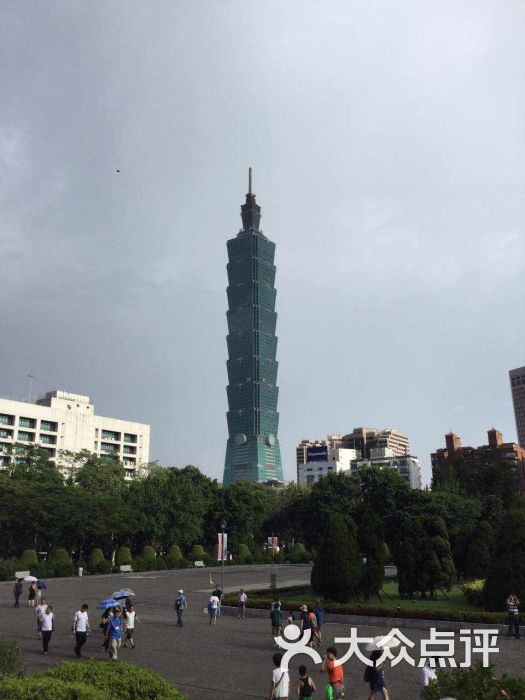 台北101大楼是台湾标志性的建筑,站在国父