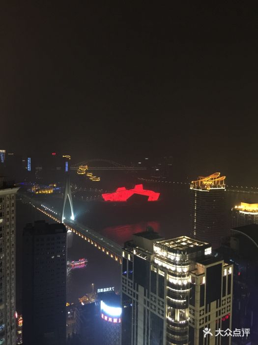 重庆解放碑皇冠假日酒店酒店窗外夜景图片