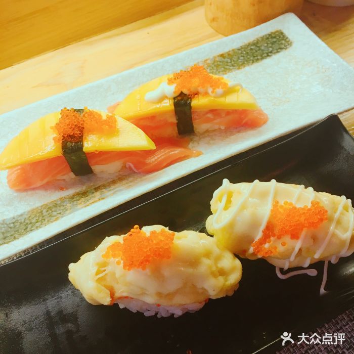 芒果三文鱼寿司(一枚)