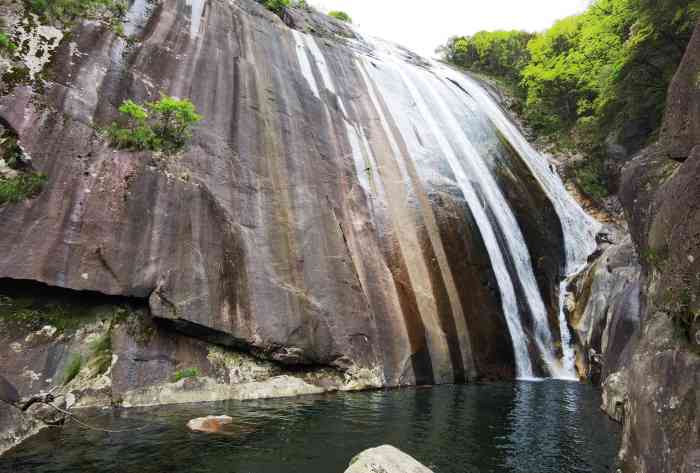 南山瀑布-"南山瀑布位于景德镇瑶里风景区的汪湖村,是