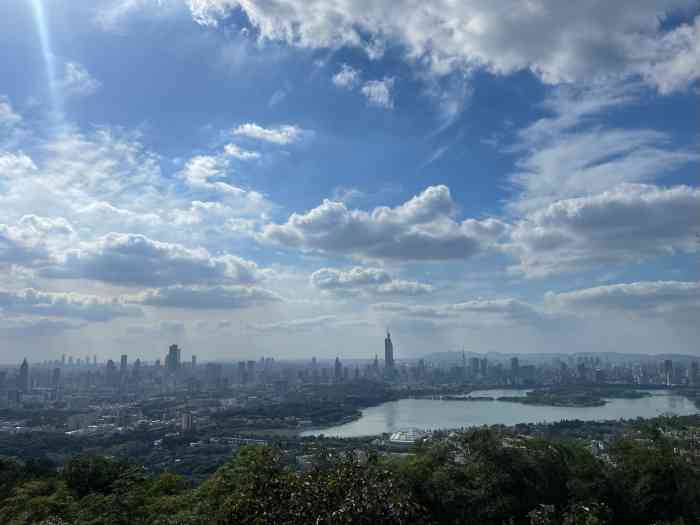 紫金山山顶公园-"四号线蒋王庙下地铁出口,就是登山入口处,.