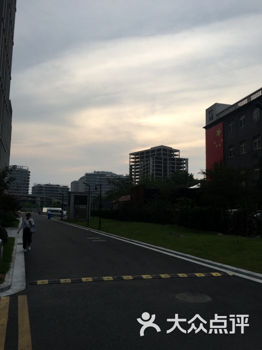 怡化华东研发运营中心停车场