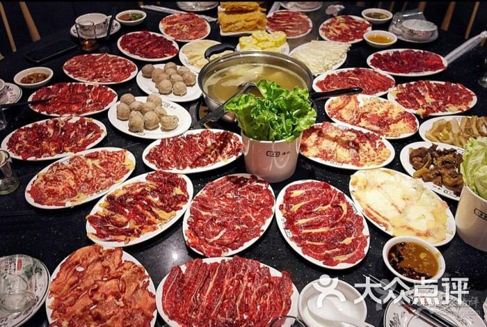 饿了一天的肚子,能吃上这么美味的火锅,心情还是愉快的.