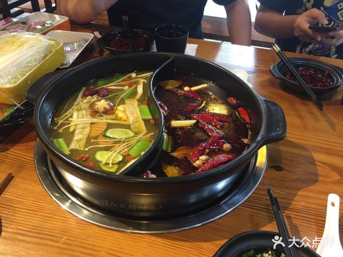 二当家砂锅串串火锅(安镇店)菌汤鸳鸯锅图片