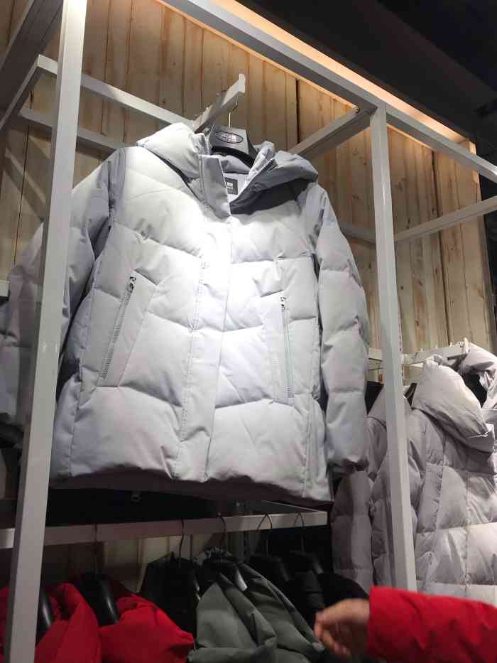 波司登(新街口商场店)-"波司登羽绒服在新街口百货店的面积很大,三.