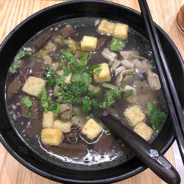 鸭杂份量中等但都比较新鲜,鸭血嫩嫩滴,汤包一般般吧,鸭血粉丝汤外卖