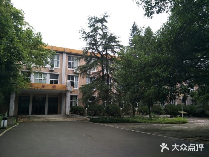 四川轻化工大学(黄岭校区)教学楼图片