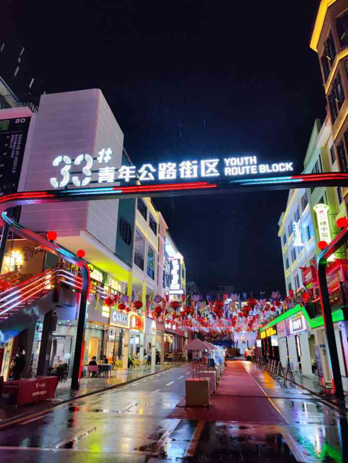33号青年公路街区-"布局[发呆]:里面两侧商铺衣服店之类的.