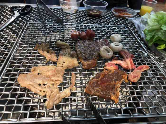 李小盒·地摊烤肉(马场角店)-"烤肉店很多,桌子是网状