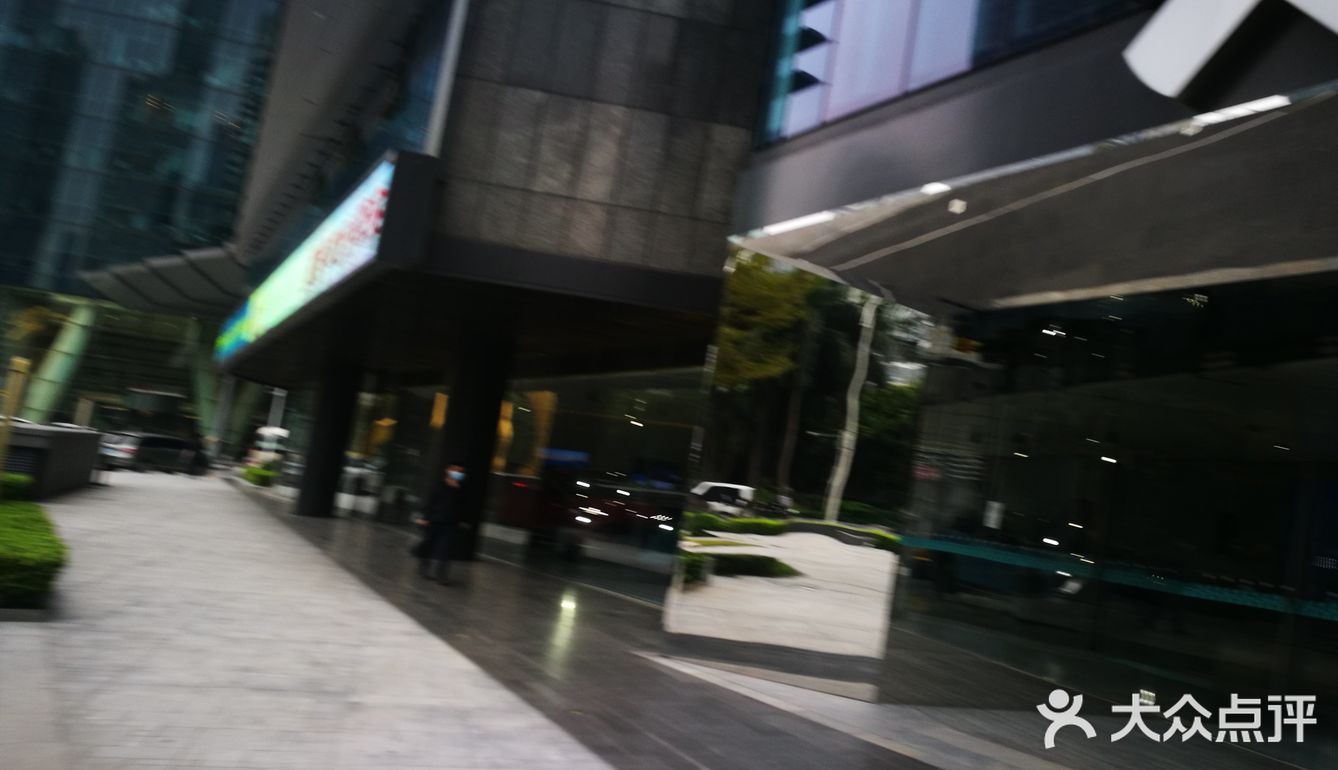 地铁上盖出来就是国金天地门口很雄伟