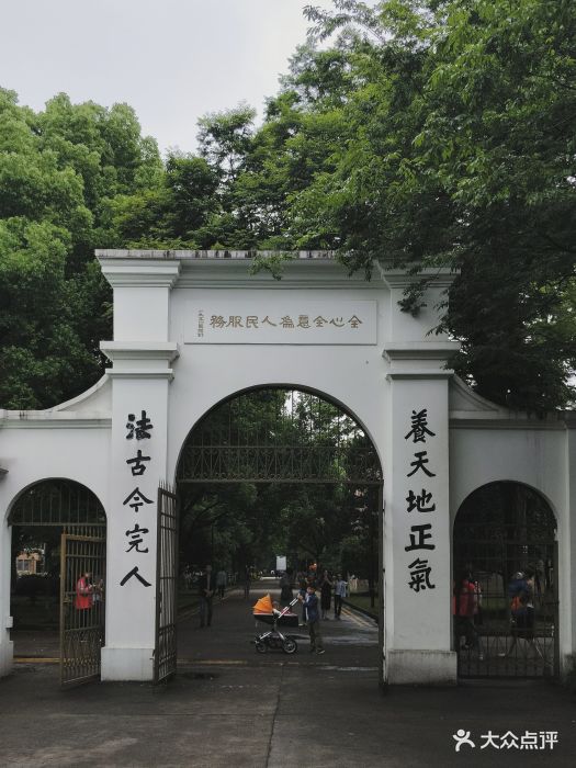 苏州大学校门图片