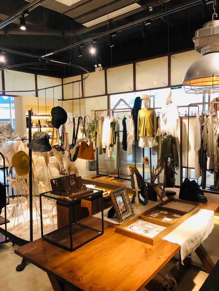 西町村屋-"西町是无锡融创茂二楼的一家服装店,他们家